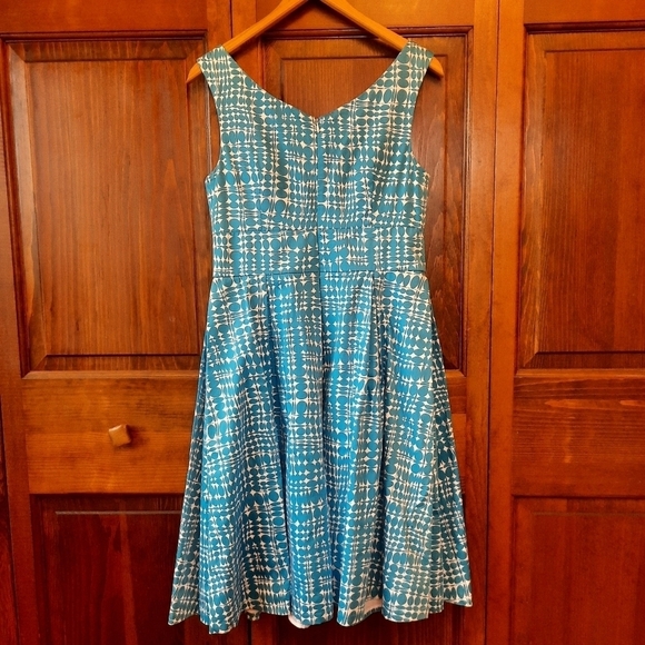 Calvin Klein retro mod print blue & white sleeveless fit and flare midi dress - Picture 7 of 11